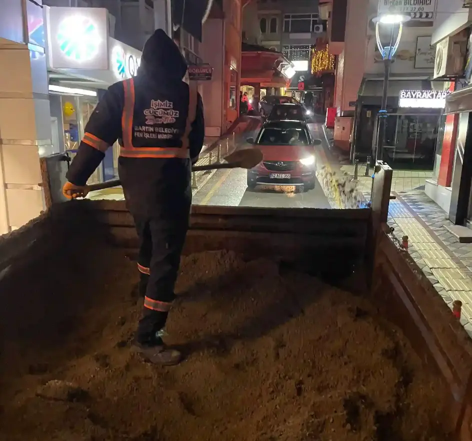 Bartın Belediyesi karla mücadele ekipleri çalışıyor